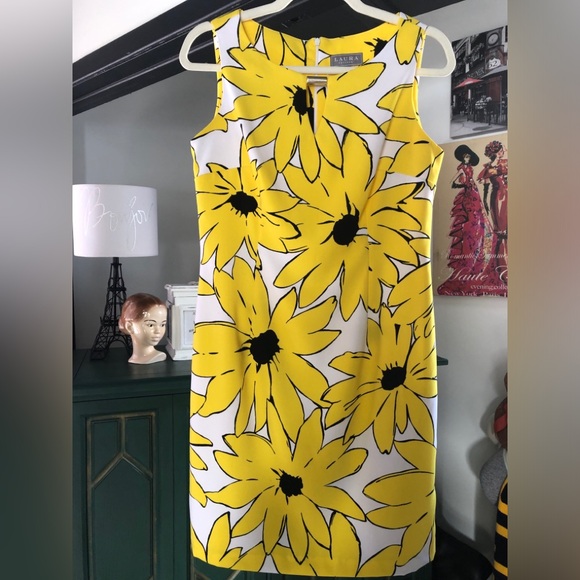 Yellow Floral Sleeveless Dress
Laura Petites
Size 8 - Picture 2 of 7